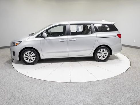 Used 2018 Kia Sedona L FWD image 31