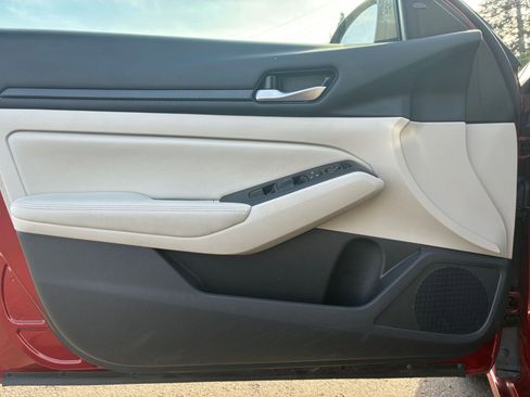 Used 2025 Nissan Altima 2.5 SV image 18