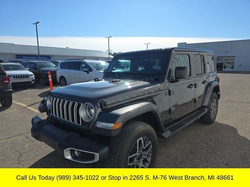 Used 2025 Jeep Wrangler Unlimited Sahara image 3