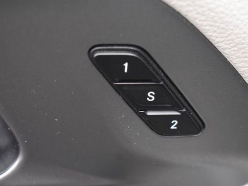 Used 2023 Chrysler Pacifica Touring-L FWD image 21