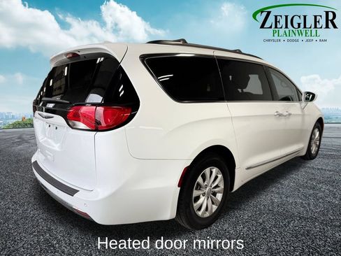 Used 2017 Chrysler Pacifica Touring-L FWD image 6