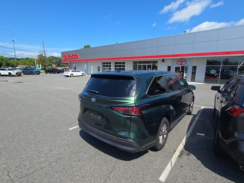 Used 2022 Toyota Sienna LE FWD image 5