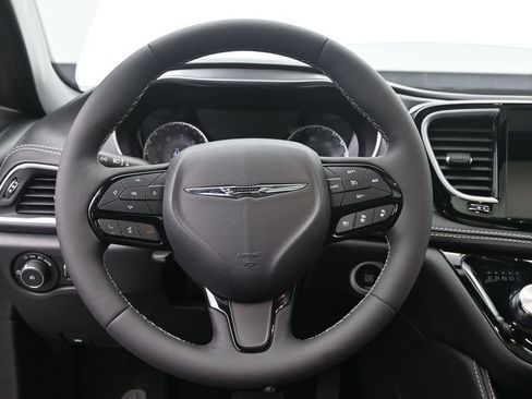 Used 2025 Chrysler Pacifica Limited image 26