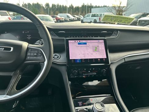 Used 2023 Jeep Grand Cherokee Limited w/ Luxury Tech Group II image 13