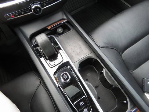 Used 2022 Volvo S60 B5 Momentum w/ Premium Package image 24