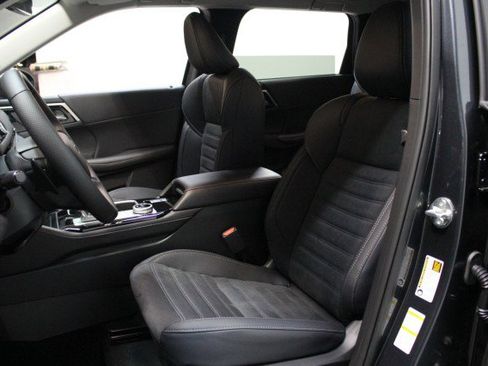 New 2025 Mitsubishi Outlander SE image 7