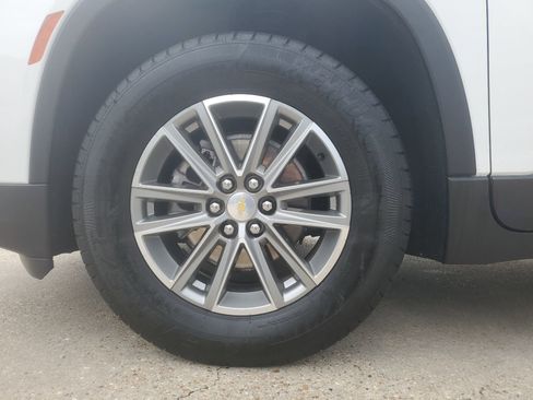 Used 2023 Chevrolet Traverse LT image 7
