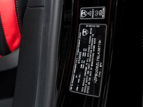 Used 2025 Lamborghini Urus SE image 12