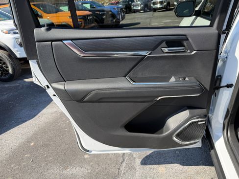 Used 2025 GMC Acadia Elevation image 16