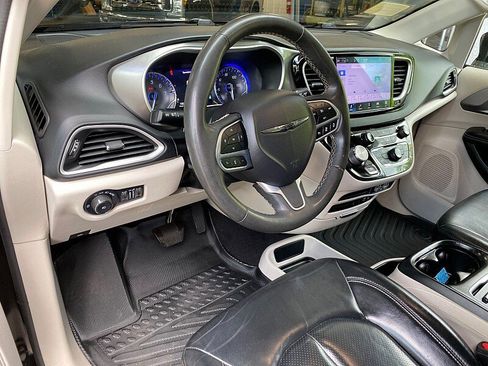 Used 2022 Chrysler Pacifica Touring-L FWD image 21