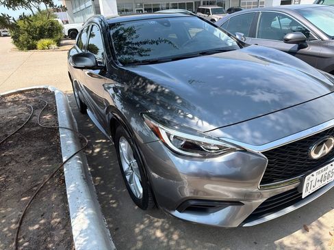 Used 2018 INFINITI QX30 FWD image 2