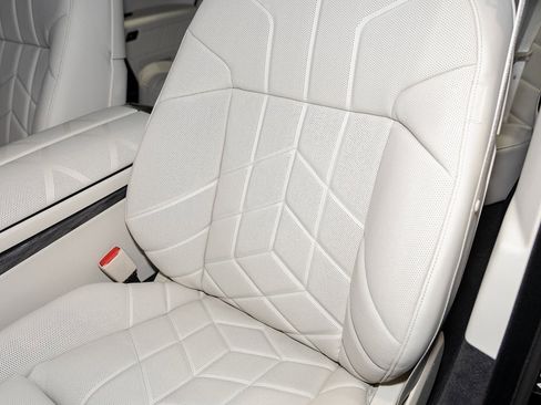 New 2026 BMW 760i xDrive w/ Executive Package image 18