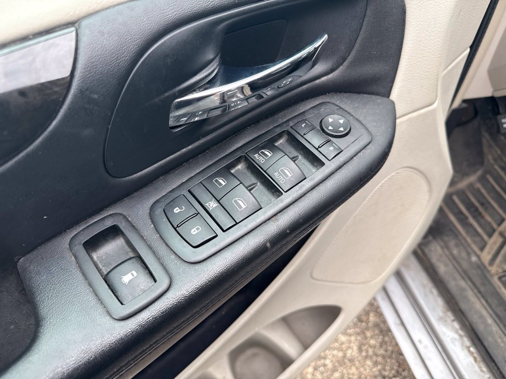 Used 2013 Dodge Grand Caravan Crew FWD image 17
