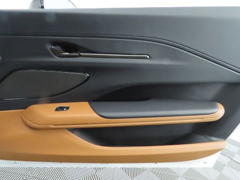 Used 2025 Aston Martin V8 Vantage Coupe image 25