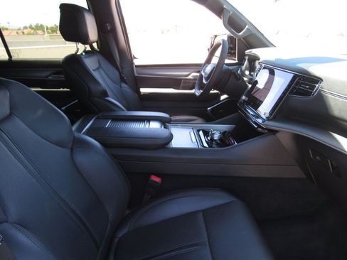 Used 2025 Jeep Wagoneer Series II AWD/4WD image 8