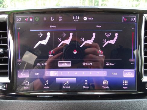 Used 2024 Chrysler Pacifica Touring-L FWD image 24