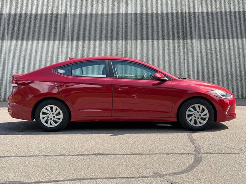 Used 2017 Hyundai Elantra SE FWD image 3