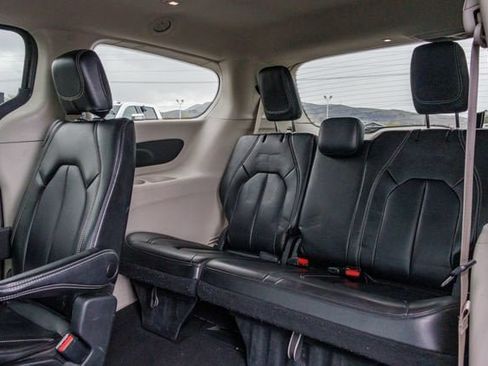Used 2023 Chrysler Pacifica Touring-L FWD image 10