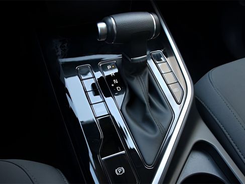 Used 2025 Kia Niro LX image 19