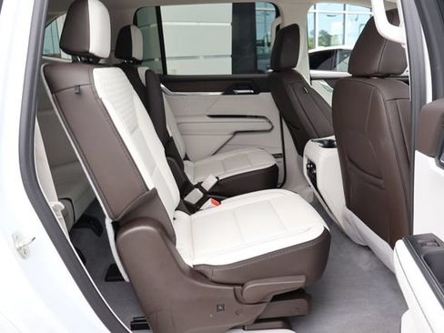 Used 2025 GMC Acadia Denali FWD image 21