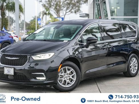 Used 2023 Chrysler Pacifica Touring-L image 1