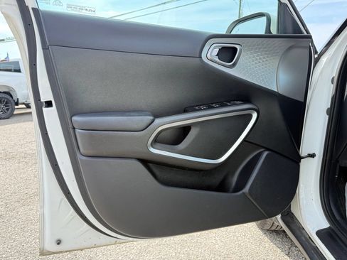 Used 2023 Kia Soul LX w/ LX Technology Package FWD image 6