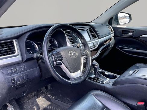 Used 2019 Toyota Highlander XLE AWD/4WD image 20