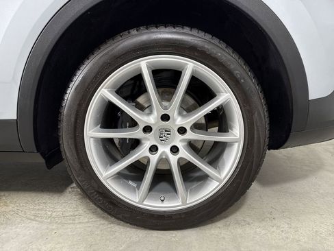 Certified 2023 Porsche Cayenne Platinum Edition image 14