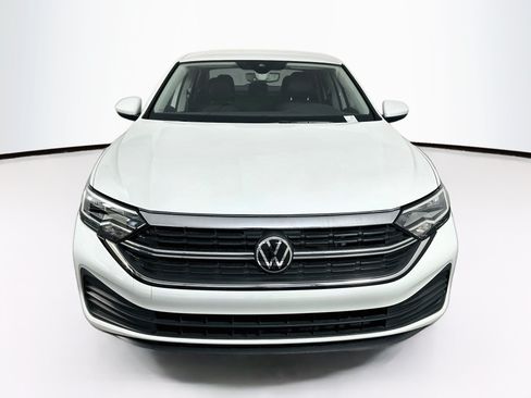Used 2023 Volkswagen Jetta SE FWD image 2