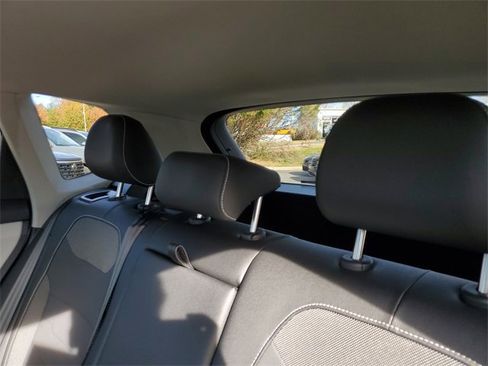 Certified 2025 Volkswagen Taos SE image 9