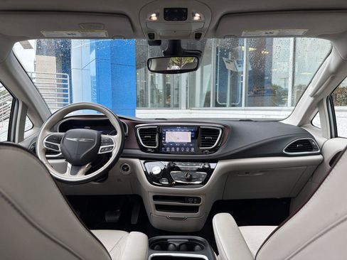 Used 2020 Chrysler Pacifica Limited w/ Advanced Safetytec Group FWD image 23