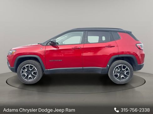 Used 2025 Jeep Compass Trailhawk AWD/4WD image 4