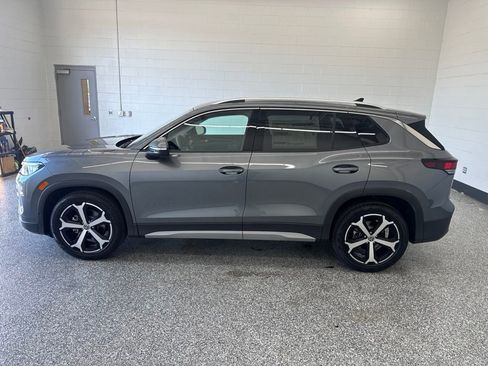 New 2026 Volkswagen Tiguan SE FWD image 2