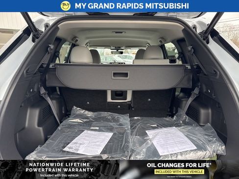 New 2026 Mitsubishi Outlander SE image 12