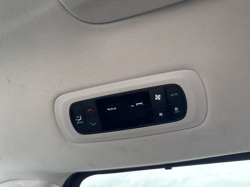 Used 2024 Chrysler Pacifica Touring-L FWD image 27