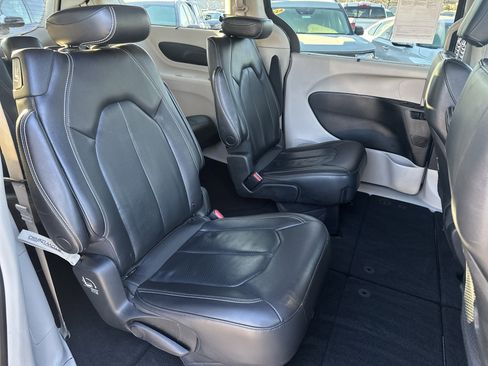 Used 2022 Chrysler Pacifica Touring-L image 15
