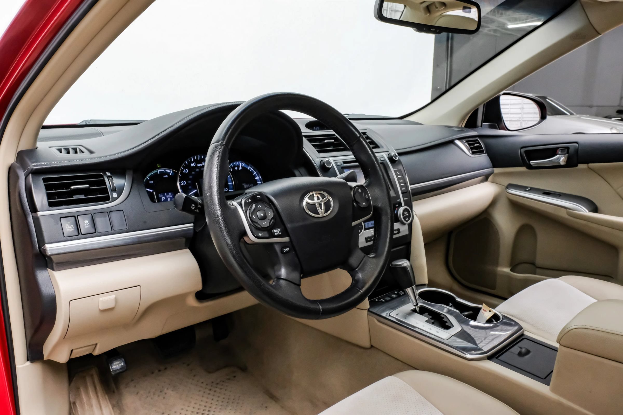 Used 2013 Toyota Camry XLE w/ Leather Pkg FWD image 2