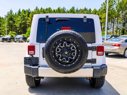 Used 2017 Jeep Wrangler Unlimited Sahara AWD/4WD image 5