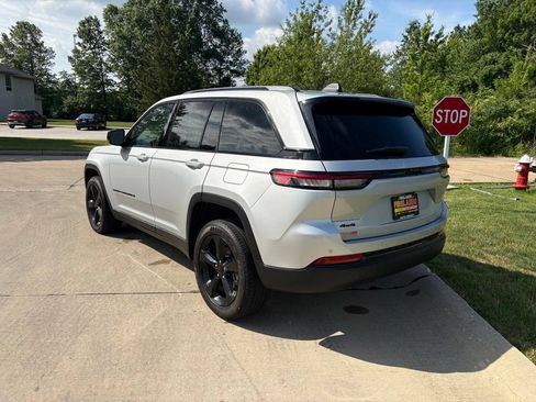 Used 2024 Jeep Grand Cherokee Altitude AWD/4WD image 7