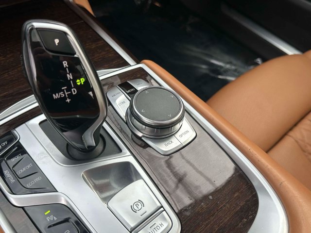 Used 2021 BMW 750i xDrive AWD/4WD image 53