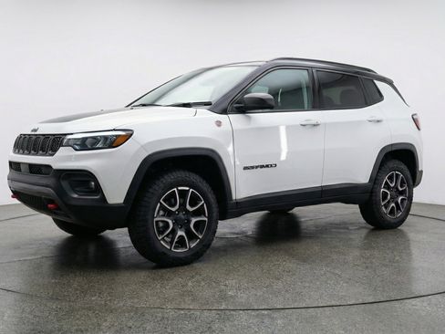 Used 2025 Jeep Compass Trailhawk AWD/4WD image 3