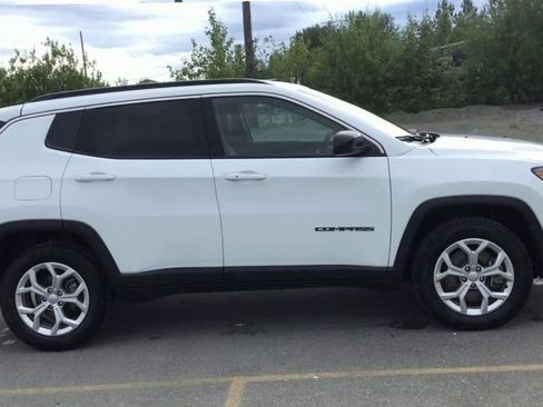 Certified 2024 Jeep Compass Latitude image 9
