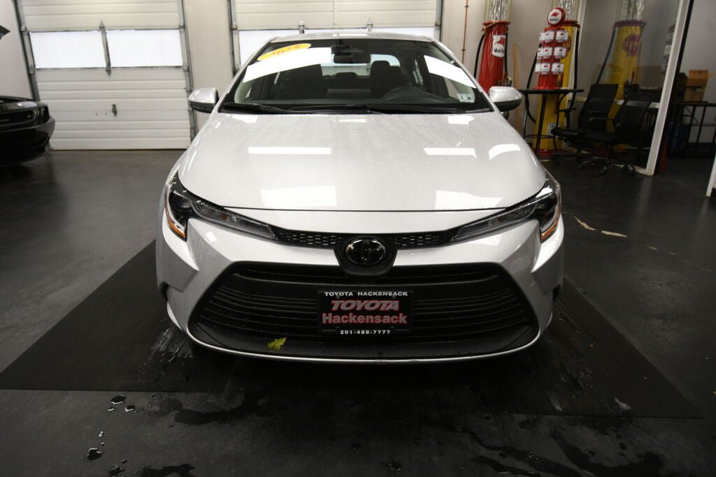 Certified 2025 Toyota Corolla LE FWD image 3