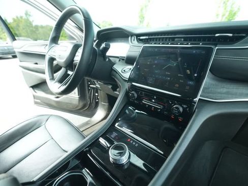 Used 2022 Jeep Grand Cherokee Limited AWD/4WD image 39