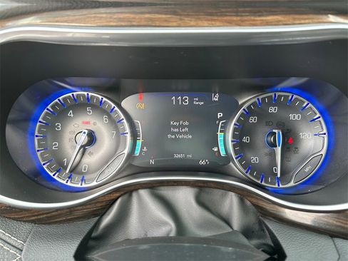 Used 2022 Chrysler Pacifica Limited w/ Uconnect Theater Family Group image 29