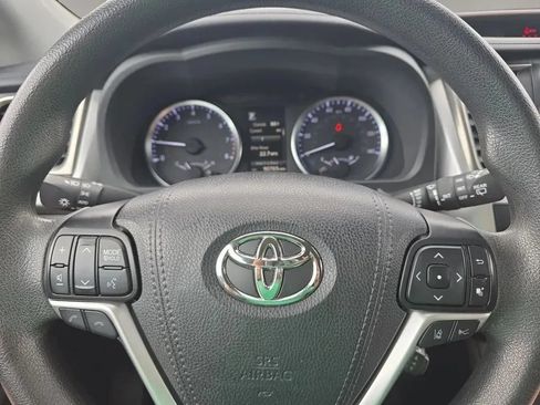 Used 2019 Toyota Highlander LE AWD/4WD image 16