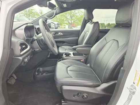 Used 2026 Chrysler Pacifica Select FWD image 12