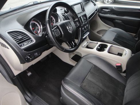 Used 2018 Dodge Grand Caravan SXT image 7