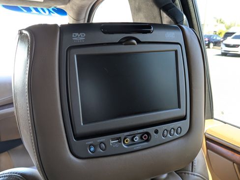 Used 2017 Cadillac Escalade Platinum image 17