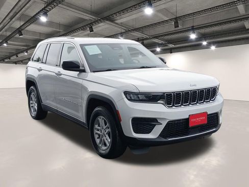 Used 2024 Jeep Grand Cherokee Laredo RWD image 2